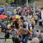 Sejumlah warga tengah menanti acara balakecrakan di Alun-alun Garut