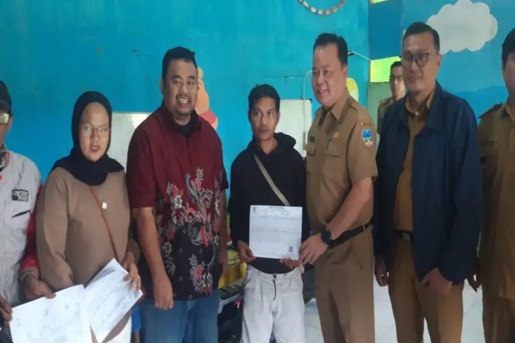 Disdukcapil bersama Anggota DPRD Garut berikan layanan jemput bola