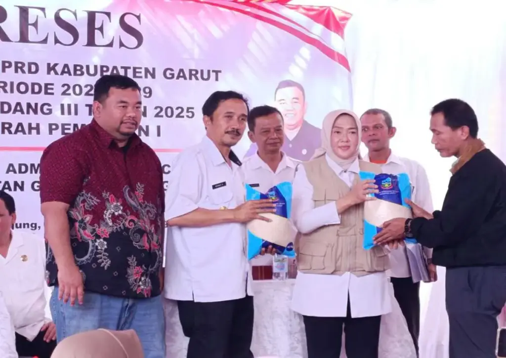 Dinas Ketahanan Pangan (DKP) menyalurkan bantuan beras saat reses Anggota DPRD Garut Yudha Puja Turnawan
