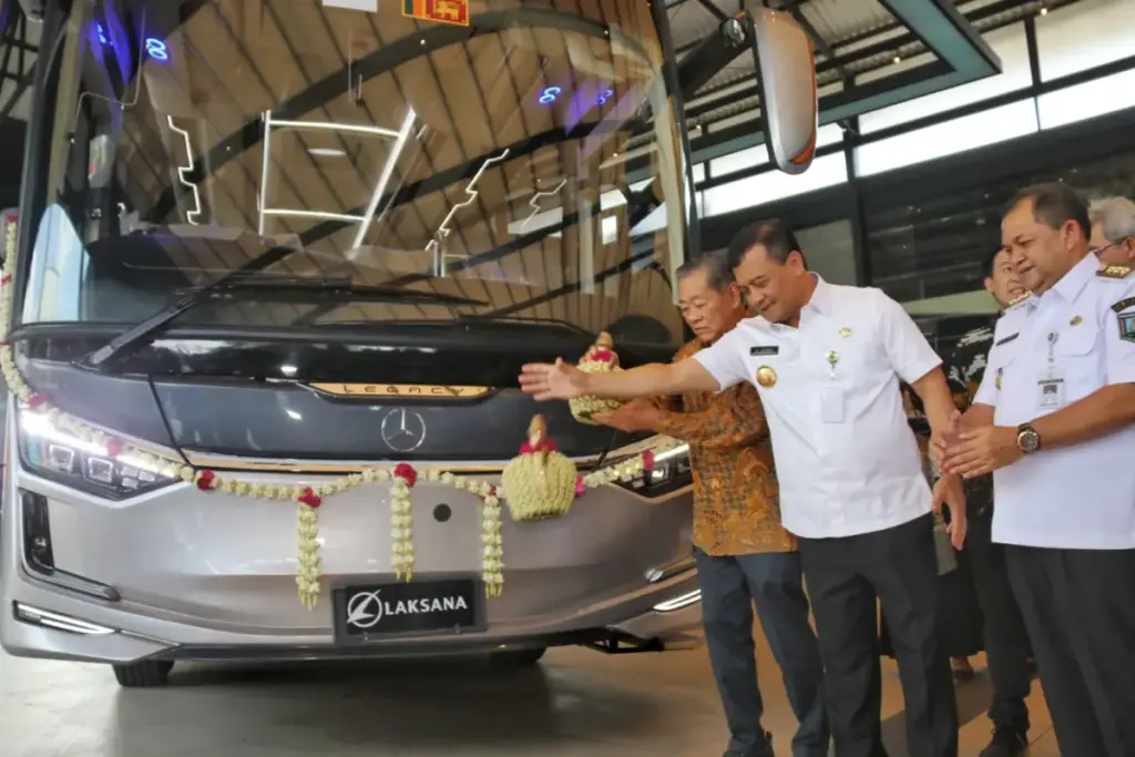 Gubernur Jawa Tengah, Ahmad Luthfi melepas ekspor bus perdana dari Karoseri Laksana Kabupaten Semarang