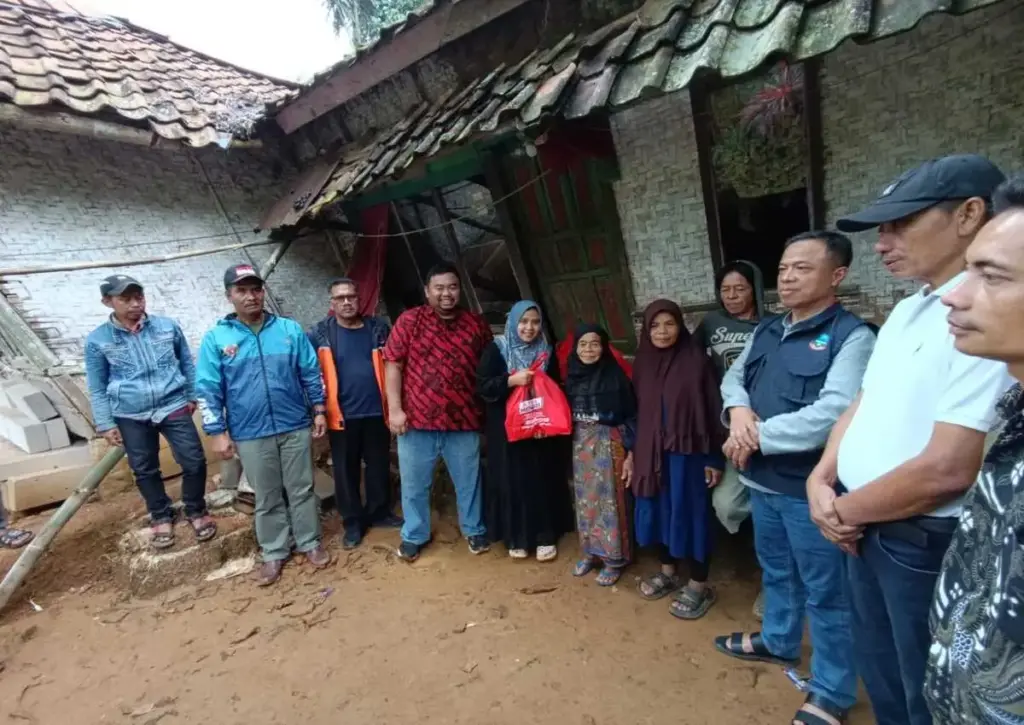 Yudha Puja Turnawan bersama perwakilan Pemkab Garut, Kecamatan dan desa mengunjungi rumah Tatang yang miring n