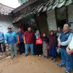 Yudha Puja Turnawan bersama perwakilan Pemkab Garut, Kecamatan dan desa mengunjungi rumah Tatang yang miring n
