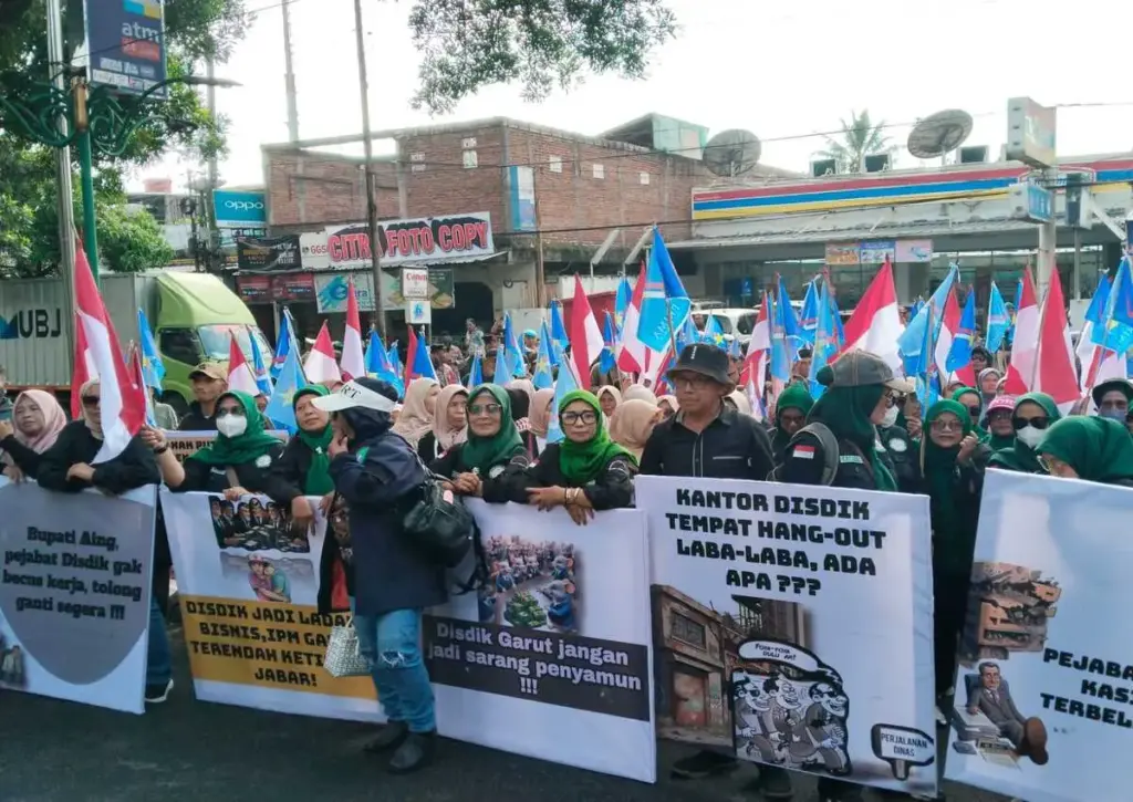 massa demo melakukan orasi di depan kantor Bupati Garut