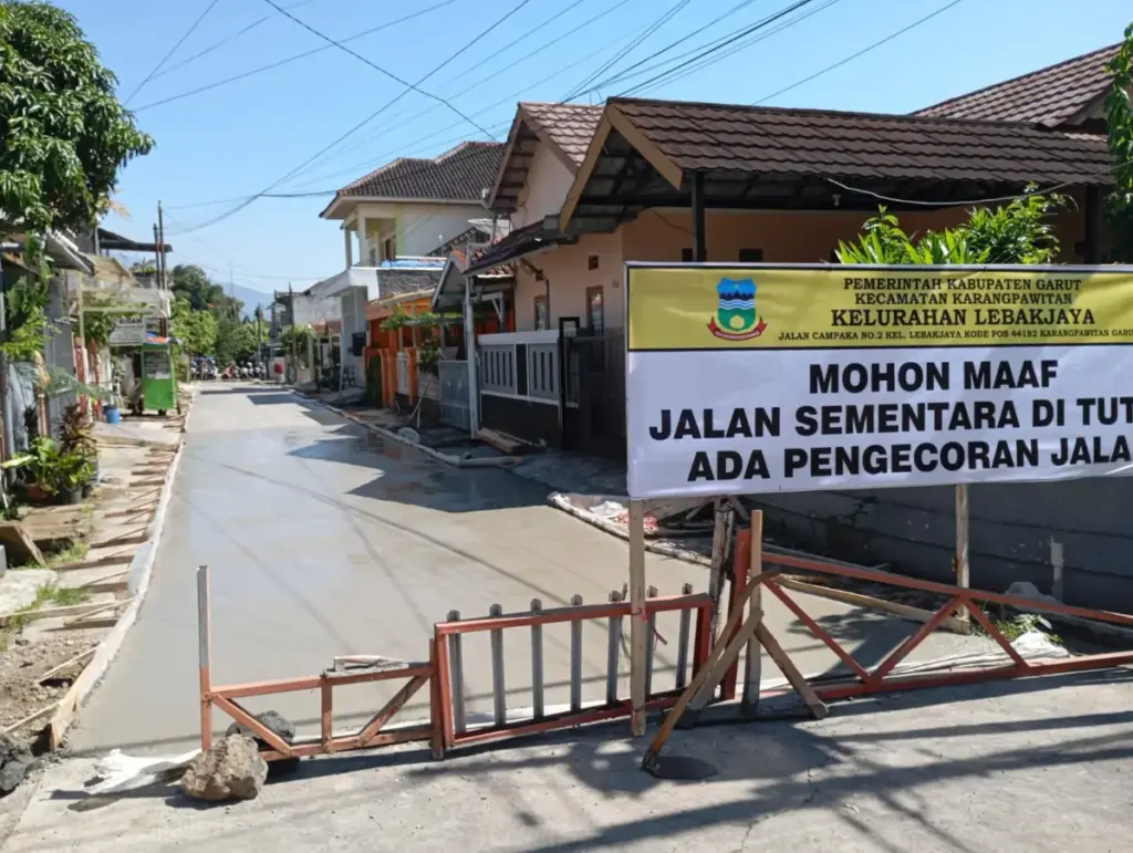 Jalan Sunan Gunung Jati di Perumahan Bumi Cempaka Indah, Garut, diperbaiki pada Rabu (9/7).