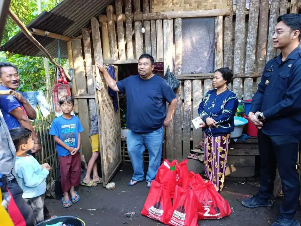 Yudha mengunjungi kandang domba