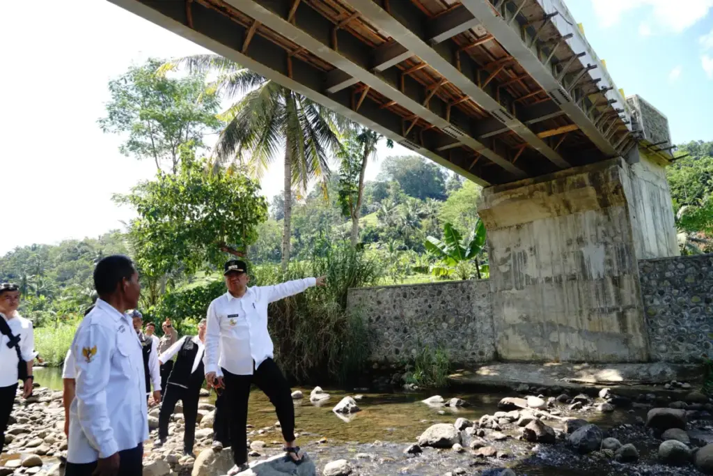 Bupati Garut meninjau jembatan cibera