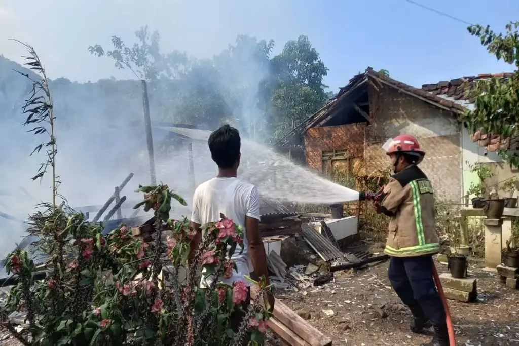 rumah warga Limbangan Garut hangus terbakar