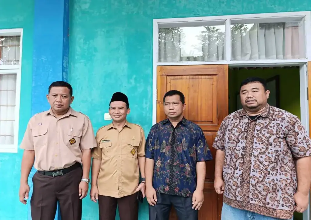 Yudha Puja Turnawan (kanan), Komite, KCD dan Kepala Sekolah usai tabayun