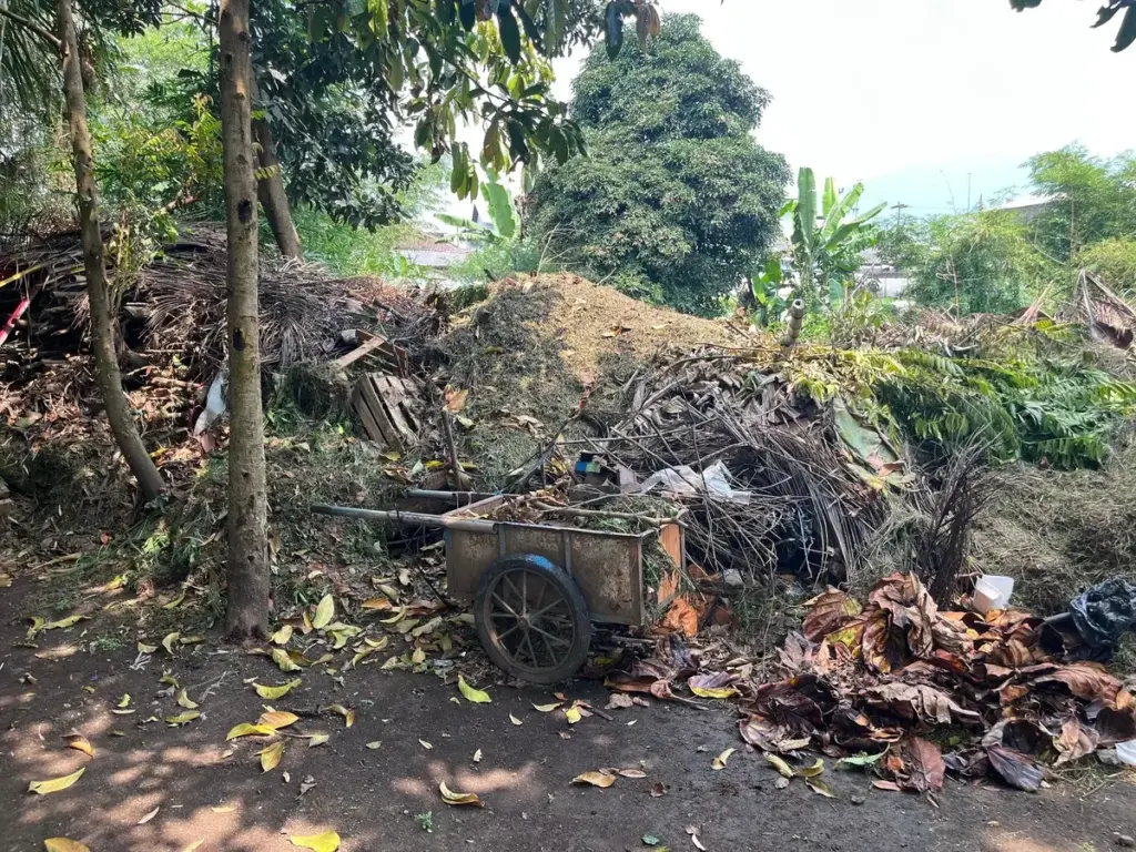 Tempat pembuangan sampah di Taman Satwa Cikembulan