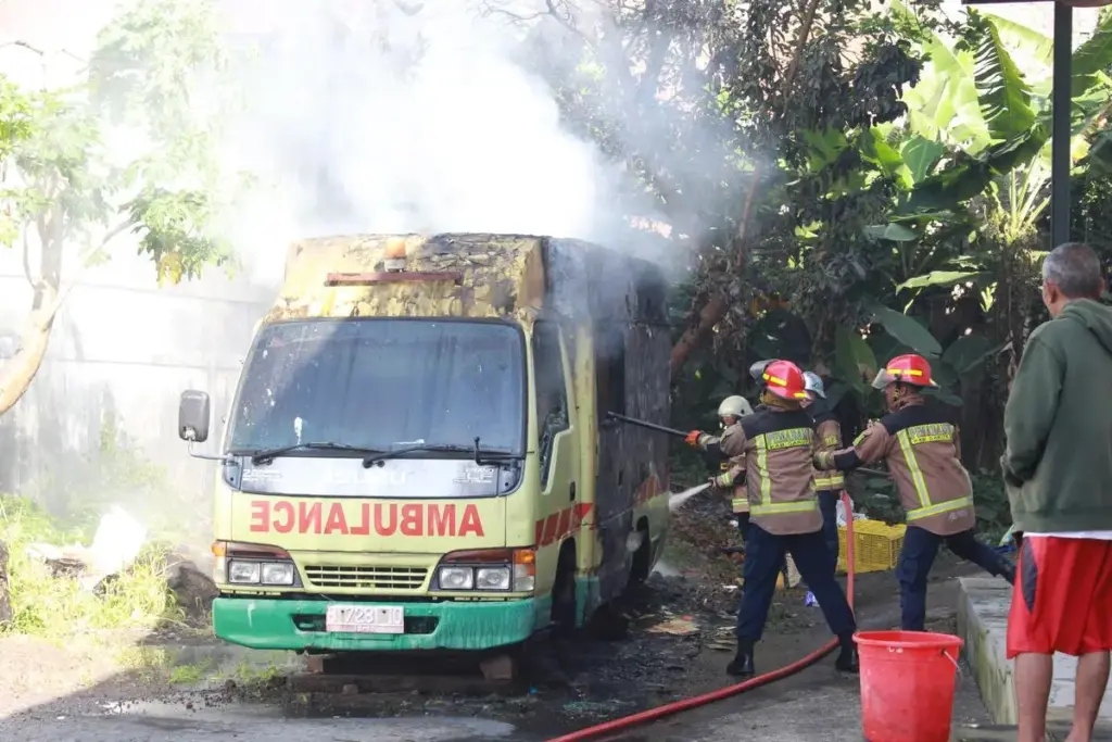 mobil ambulance Dinkes Garut terbkar