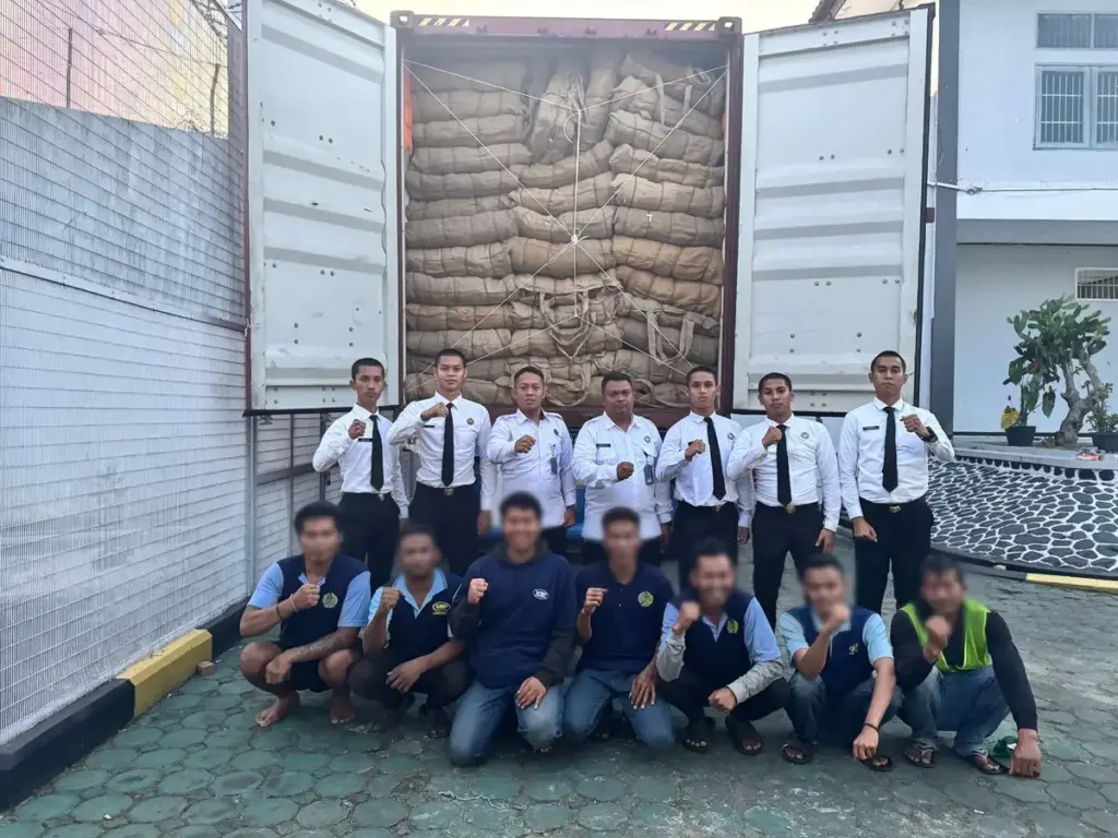 Petugas Lapas Garut dan narapidana berhasil mengemas coir shade dalam mobil kontainer