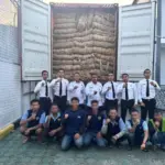 Petugas Lapas Garut dan narapidana berhasil mengemas coir shade dalam mobil kontainer