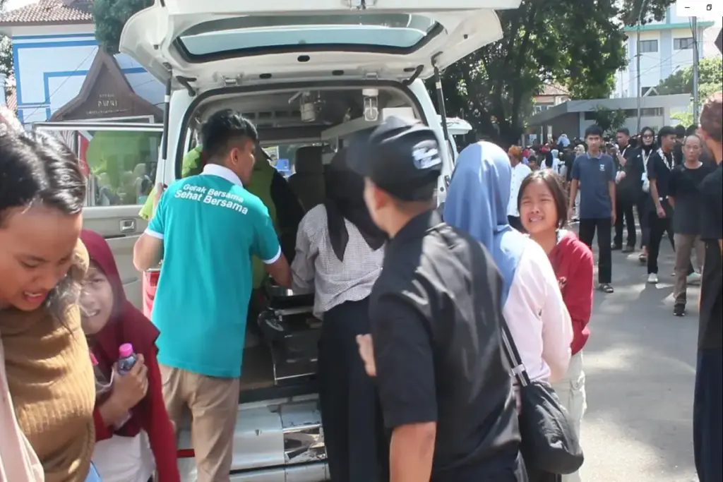 korban dilarikan menggunakan ambulans