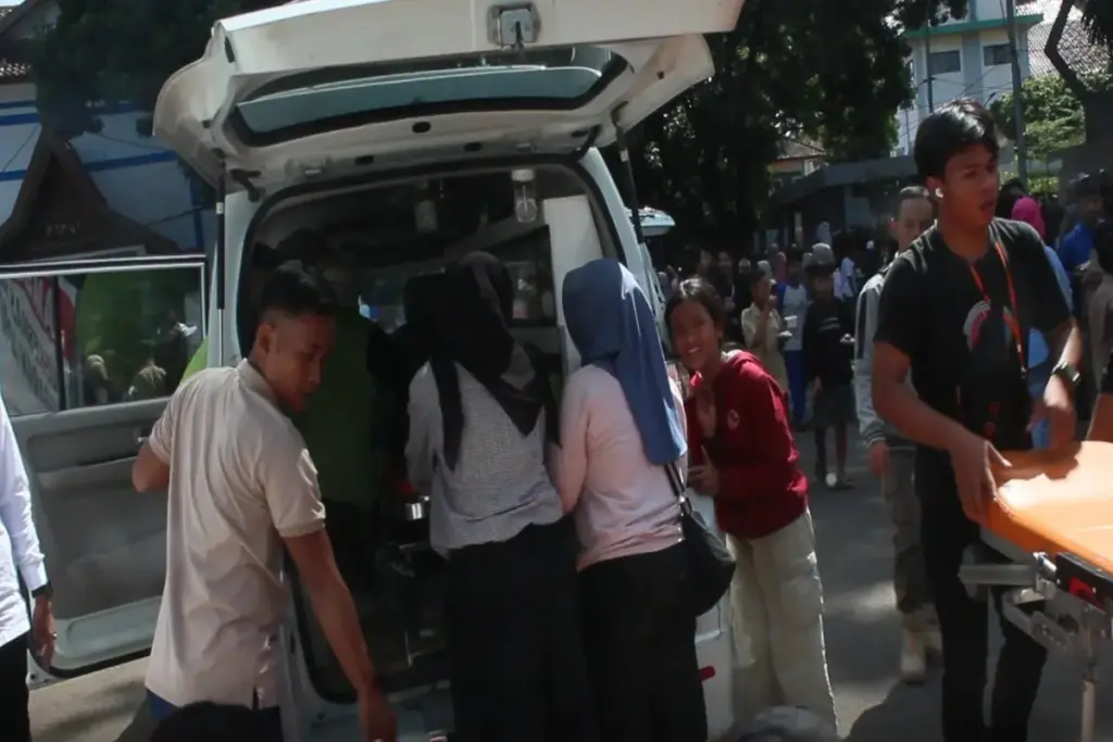 Korban dilarikan menggunakan ambulans