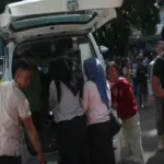 Korban dilarikan menggunakan ambulans