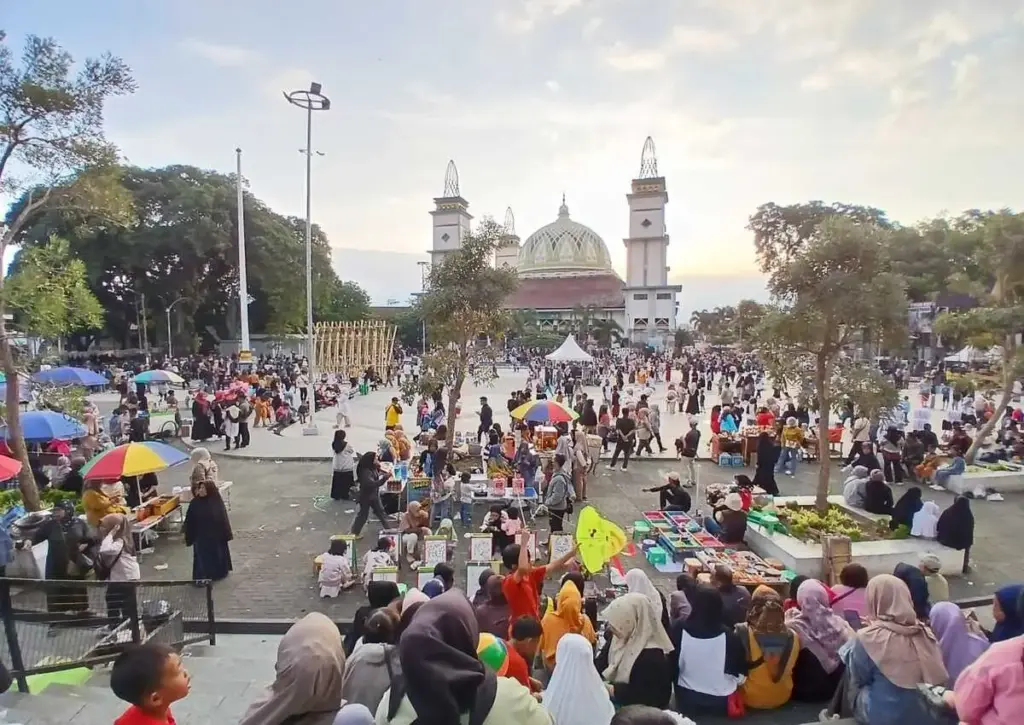 Masyarakat Kabupaten Garut memadai kawasan Alun-alun Kabupaten Garut, Jumat 18 Juli 2025
