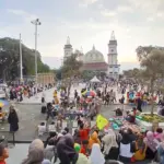 Masyarakat Kabupaten Garut memadai kawasan Alun-alun Kabupaten Garut, Jumat 18 Juli 2025