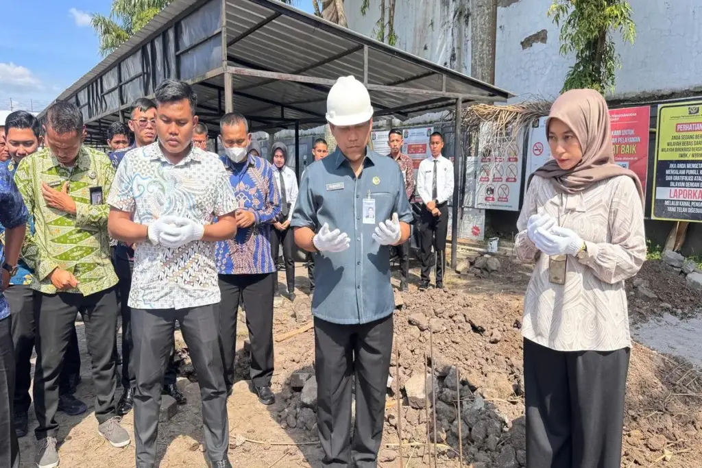 Kalapas Garut Rusdedy bersama jajaran melaksanakan doa bersama dalam acara peletakan batu pertama pembangunan