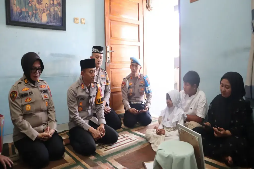 Kapolres Garut menyerahkan penghargaan kepada anak istri Aipda Cecep di rumah duka