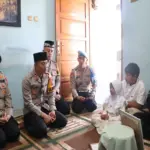 Kapolres Garut menyerahkan penghargaan kepada anak istri Aipda Cecep di rumah duka