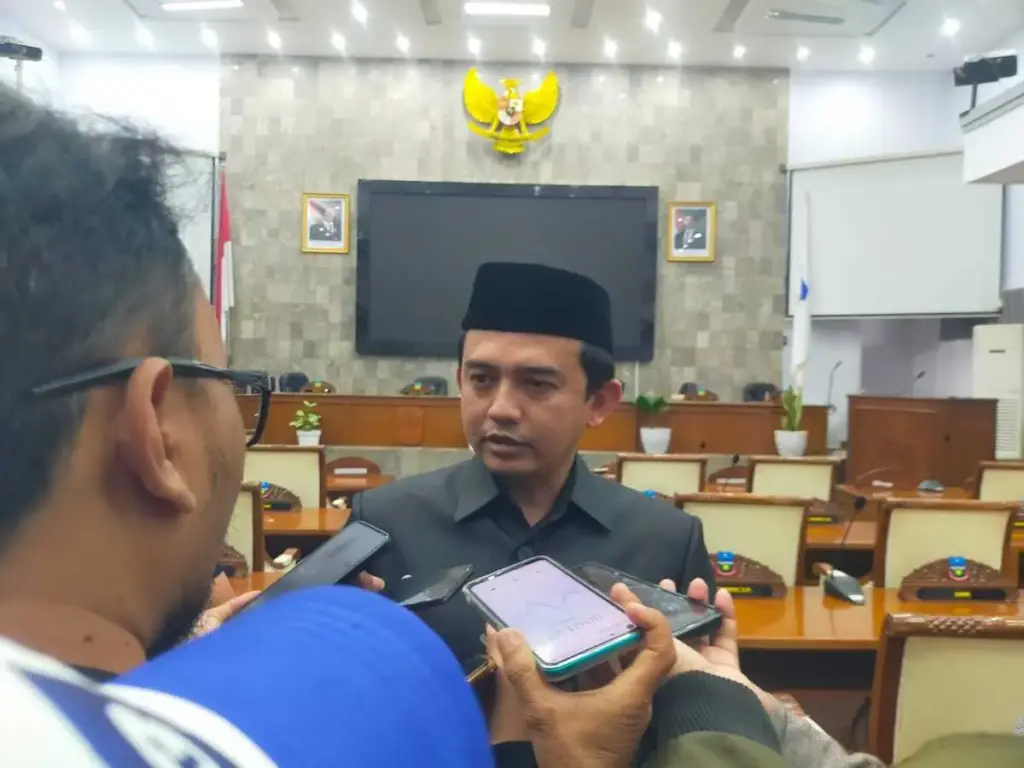 Ketua DPRD Garut, Aris Munandar saat diwawancarai oleh sejumlah awak media, di Gedung DPRD pada Senin (21/7).