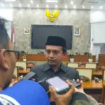 Ketua DPRD Garut, Aris Munandar saat diwawancarai oleh sejumlah awak media, di Gedung DPRD pada Senin (21/7).