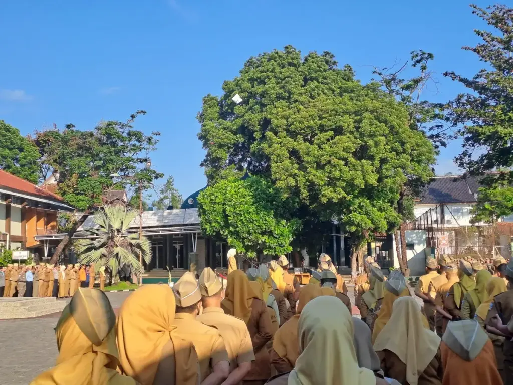 Wabup Garut Putri Karlina pimpin apel gabungan di lapangan setda Garut,