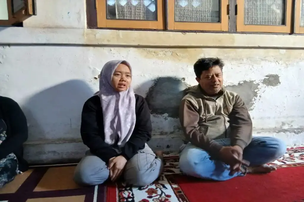 Mela dan suaminya bercerita mengenai insiden yang menimpa anaknya