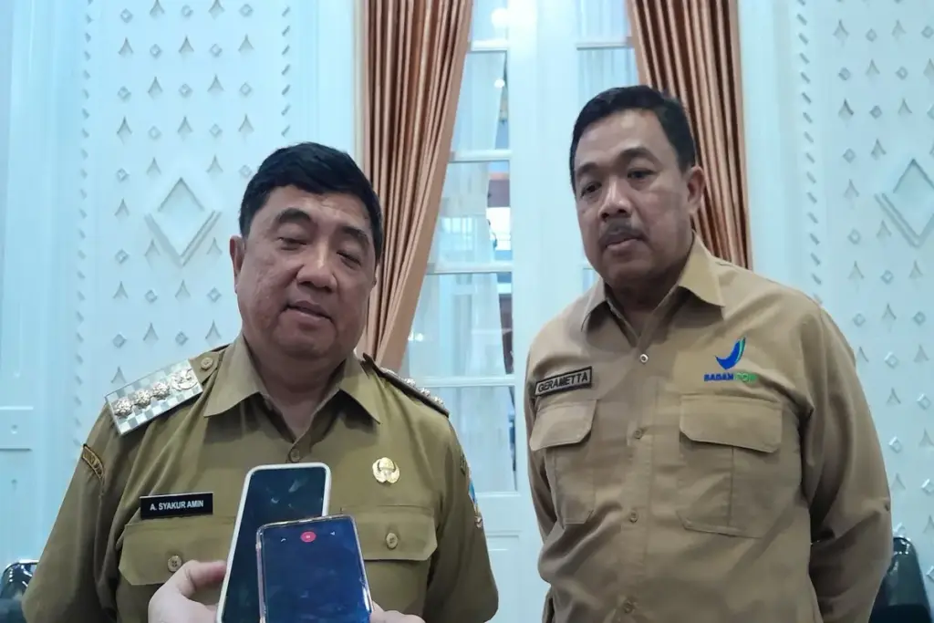 Bupati Garut Syakur Amin (kiri) diwawancarai wartawan