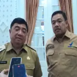 Bupati Garut Syakur Amin (kiri) diwawancarai wartawan