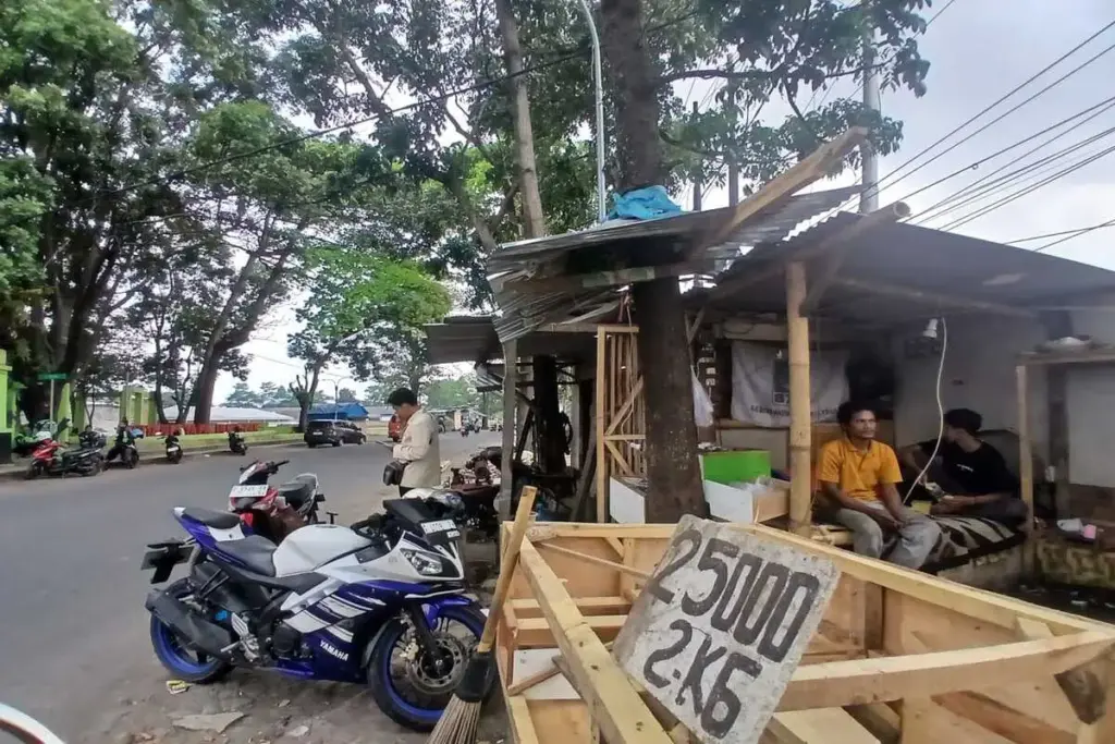 lapak PKL yang berdiri di pinggir jalan ditertibkan Satpol PP Garut (Foto Rizka/Radar Garut)
