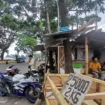 lapak PKL yang berdiri di pinggir jalan ditertibkan Satpol PP Garut (Foto Rizka/Radar Garut)