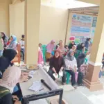 pembagian bantuan beras di Desa Cipareuan (Pepen/Radar Garut)