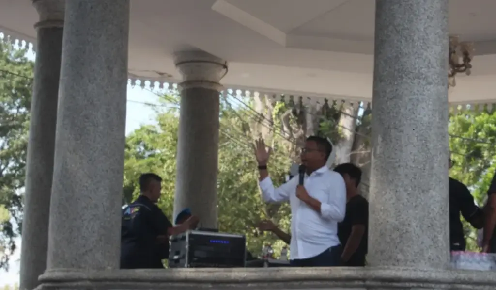Di atas Babancong, Maula Akbar Mulyadi Putra, anak sulung Gubernur Jawa Barat ketika memberikan pengumuman