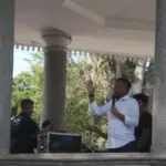 Di atas Babancong, Maula Akbar Mulyadi Putra, anak sulung Gubernur Jawa Barat ketika memberikan pengumuman