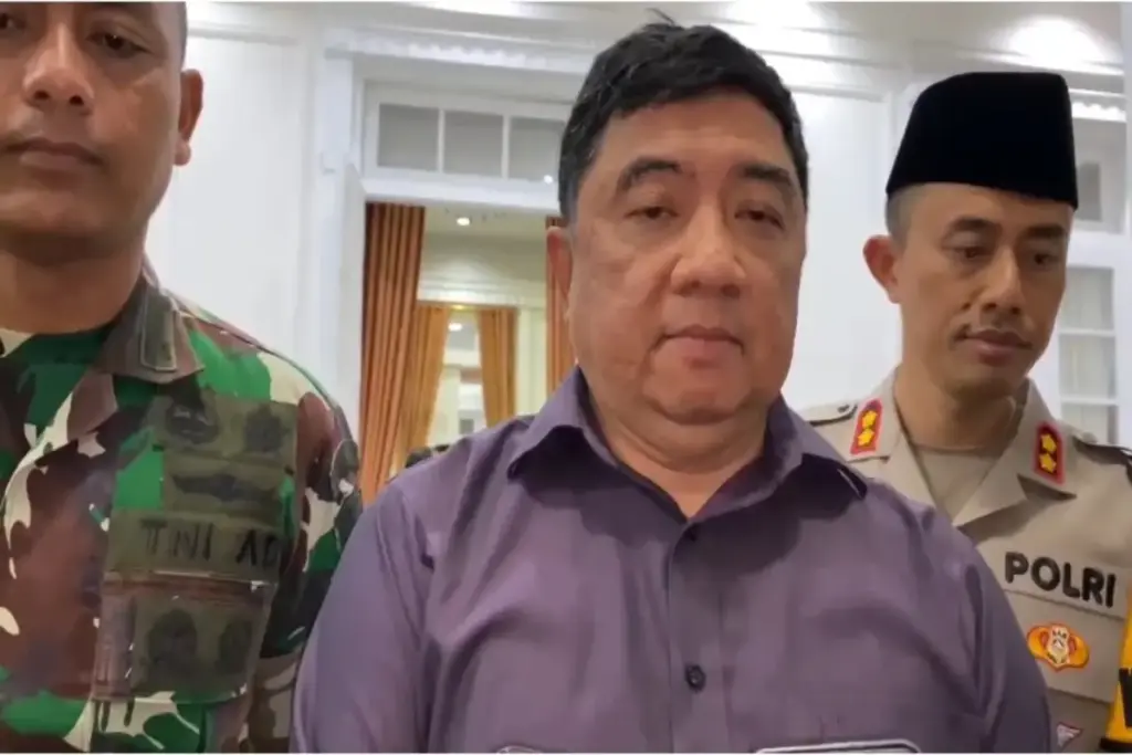 Bupati Garut Abdusy Syakur Amin memberikan keterangan resmi kepada media soal insiden pesta rakyat