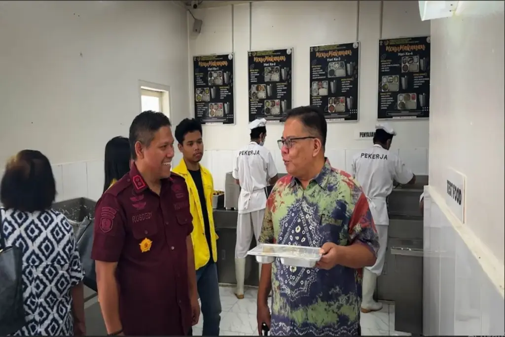 Guru Besar Kriminologi dari Universitas Indonesia, Prof. Adrianus Meliala didampingi Kepala Lapas Garut, Rusde