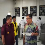 Guru Besar Kriminologi dari Universitas Indonesia, Prof. Adrianus Meliala didampingi Kepala Lapas Garut, Rusde