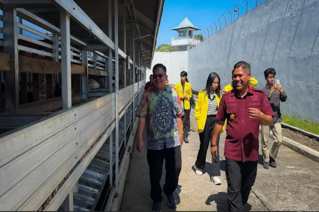 Prof. Adrianus didampingi Kalapas Garut Rusdedy melihat ternak domba di Lapas Garut
