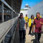 Prof. Adrianus didampingi Kalapas Garut Rusdedy melihat ternak domba di Lapas Garut