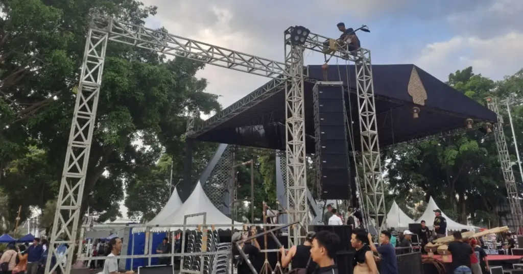 Sejumlah kru terlihat mulai melepas peralatan panggung yang sudah disiapkan untuk kegiatan pesta rakyat reseps