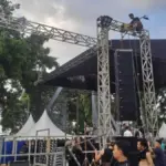 Sejumlah kru terlihat mulai melepas peralatan panggung yang sudah disiapkan untuk kegiatan pesta rakyat reseps