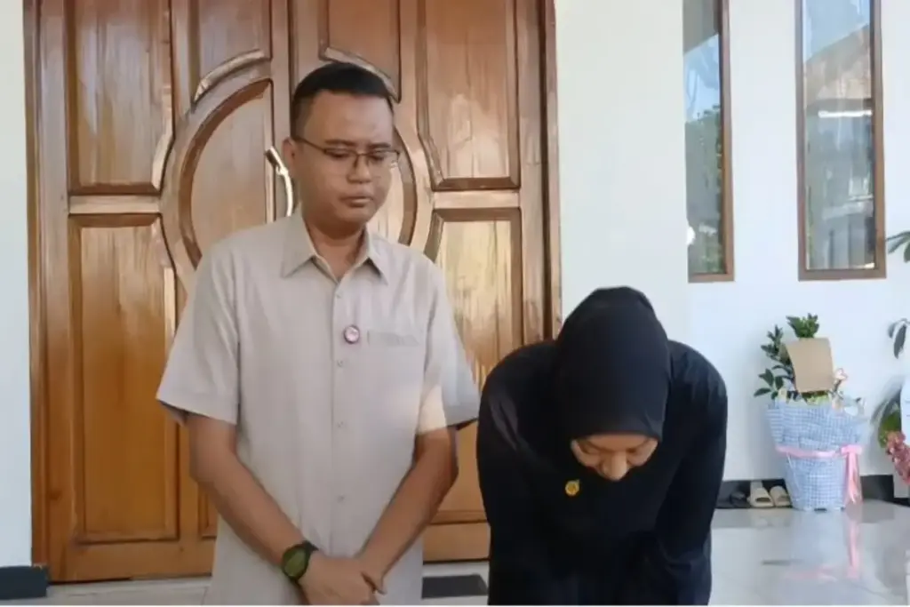 Maula Akbar dan Putri Karlina mengakhiri konferensi pers. Putri Tampak membungkuk menunjukkan permohonan maafn