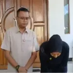 Maula Akbar dan Putri Karlina mengakhiri konferensi pers. Putri Tampak membungkuk menunjukkan permohonan maafn