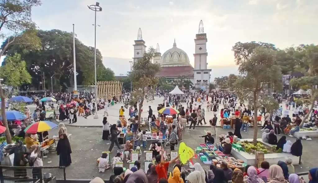 Warga tengah menanti pelaksanaan panggung hiburan rakyat di Alun Alun Garut, Jumat