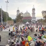 Warga tengah menanti pelaksanaan panggung hiburan rakyat di Alun Alun Garut, Jumat