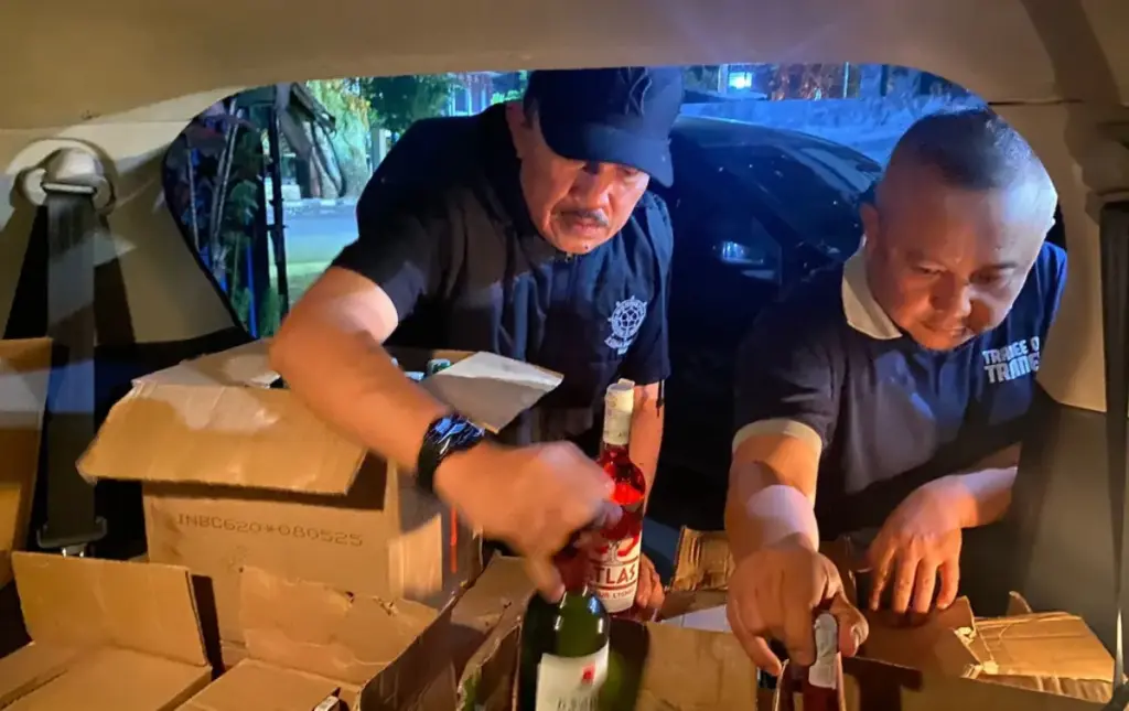Pengamanan ratusan botol minuman keras siap edar oleh Satpol PP Garut di Jalan Hasan Arief, Banyuresmi, Garut