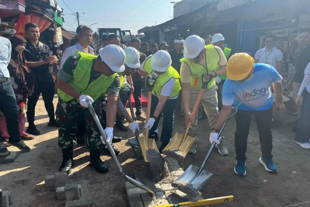 peletakan batu pertama proyek drainase di pasar Ciawitali