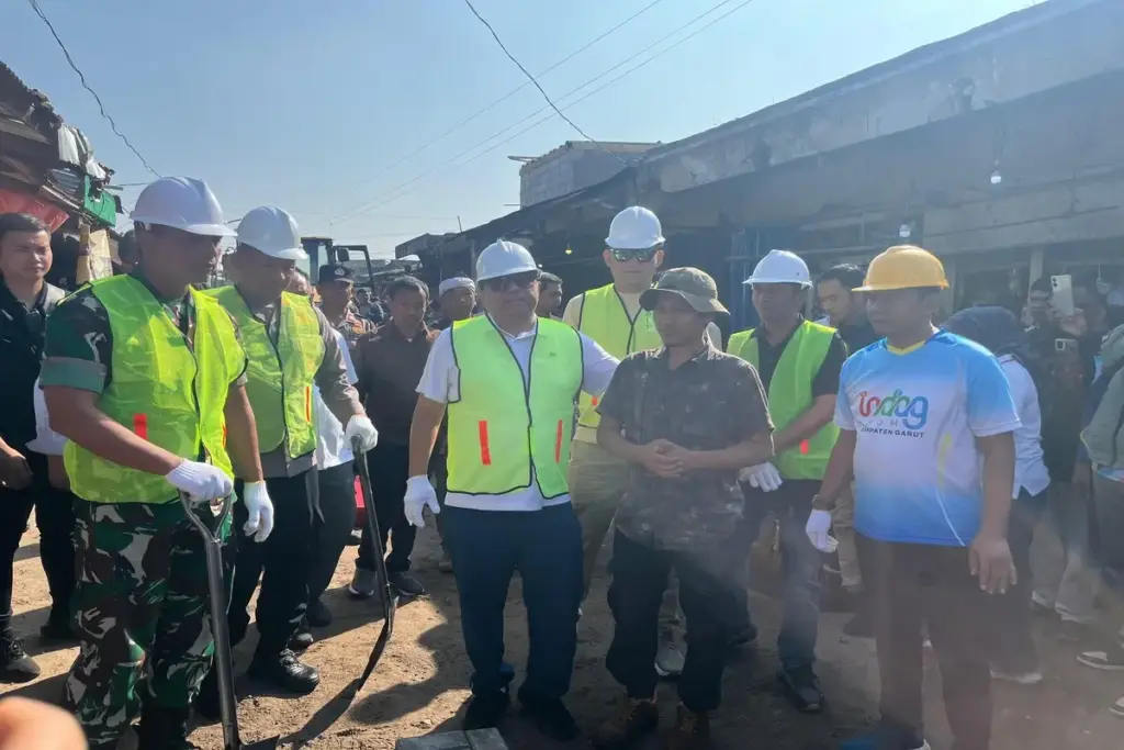 Bupati Garut saat acara peletakan batu pertama revitalisasi pasar Guntur Ciawitali