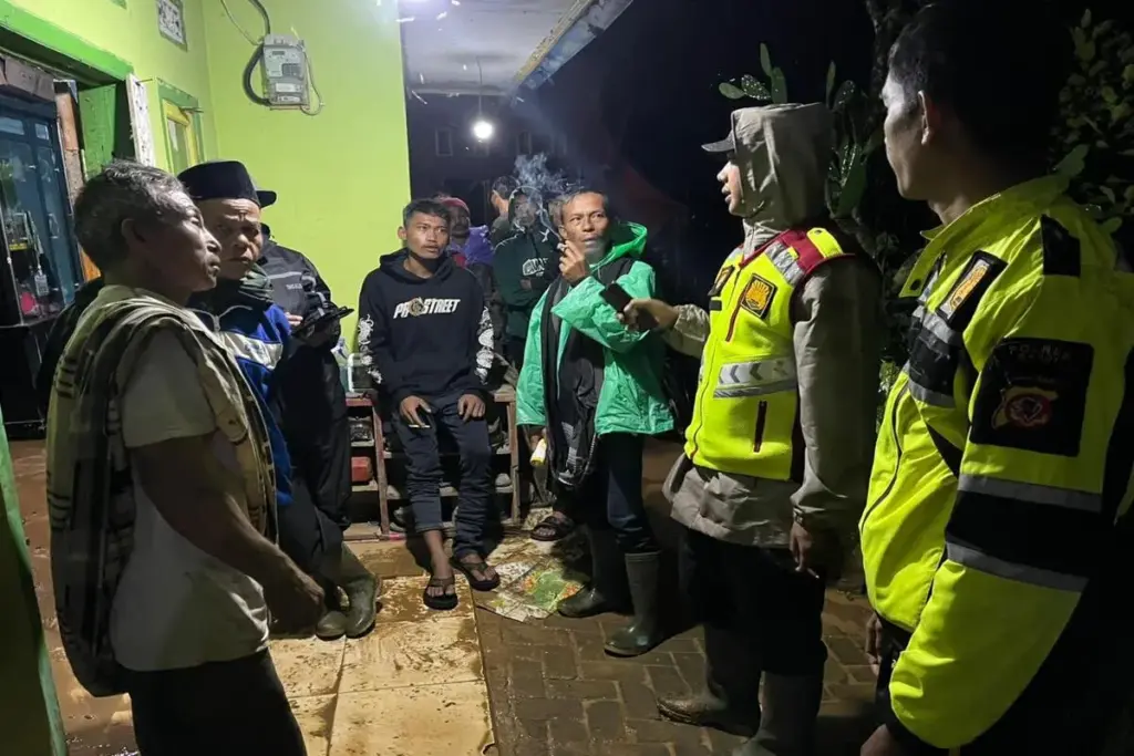 Petugas dan warga di lokasi longsor